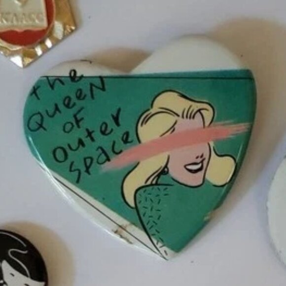 THE QUEEN OF OUTER SPACE (FORGET ME NOT) (AMERICAN GREETINGS PIN BADGE (L109) - Picture 1 of 1